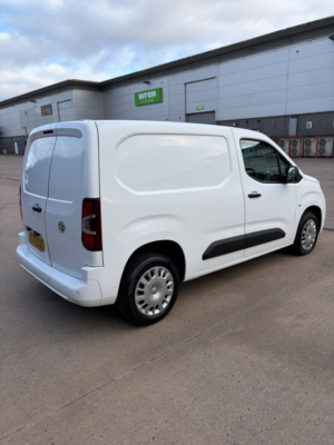 2020 Vauxhall Combo 1.6 Turbo D 2300 Sportive Panel Van 4dr Diesel Manual L1 H1 Euro 6 (s/s) (100 Ps) in White — image 5
