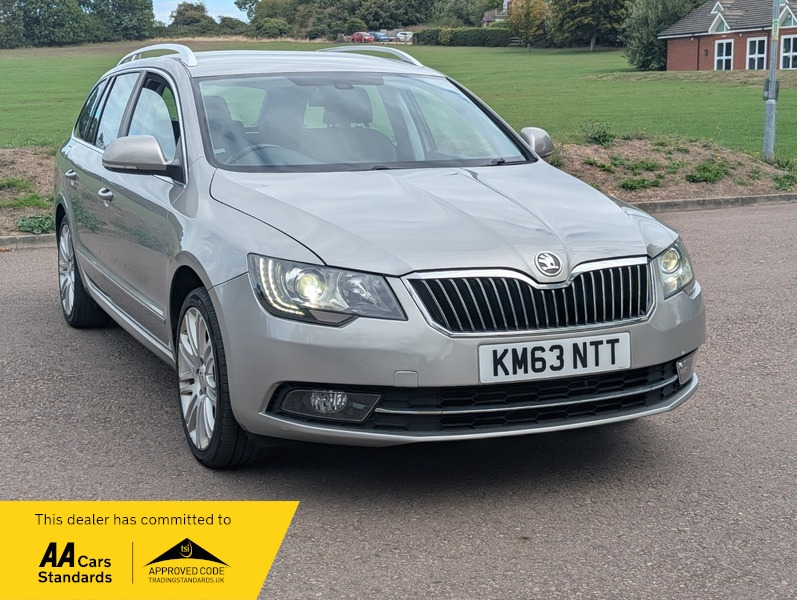 2013 Skoda Superb Elegance Tdi Cr in Beige — image 1