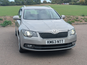 2013 Skoda Superb Elegance Tdi Cr in Beige — image 2
