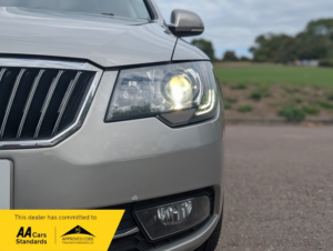 2013 Skoda Superb Elegance Tdi Cr in Beige — image 5