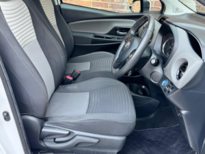 2019 Toyota Yaris 1.5 Vvt-H Icon Tech E-CVT Euro 6 (s/s) 5dr in White — image 3