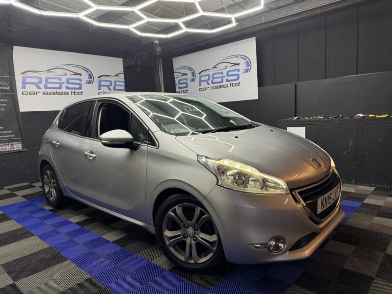 2015 Peugeot 208 1.6 E-Hdi Allure in Silver — image 1