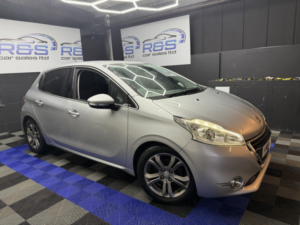 2015 Peugeot 208 1.6 E-Hdi Allure in Silver — image 2