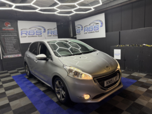 2015 Peugeot 208 1.6 E-Hdi Allure in Silver — image 3