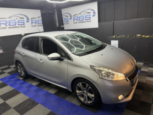 2015 Peugeot 208 1.6 E-Hdi Allure in Silver — image 4
