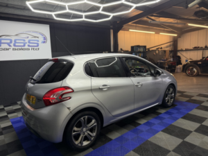 2015 Peugeot 208 1.6 E-Hdi Allure in Silver — image 5
