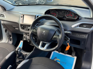 2015 Peugeot 208 1.2 Vti Puretech Style Euro 6 3dr in White — image 3