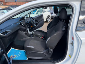 2015 Peugeot 208 1.2 Vti Puretech Style Euro 6 3dr in White — image 4