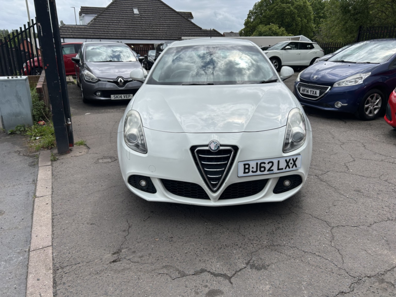 2012 Alfa Romeo Giulietta 1.6 Giulietta 1.6 Jtdm-2 105 Bhp Lusso in White — image 1