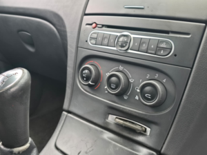 2006 Renault Laguna 2.0 16v Extreme Hatchback 5dr Petrol Manual (187 G/km, 135 Bhp) in Silver — image 4