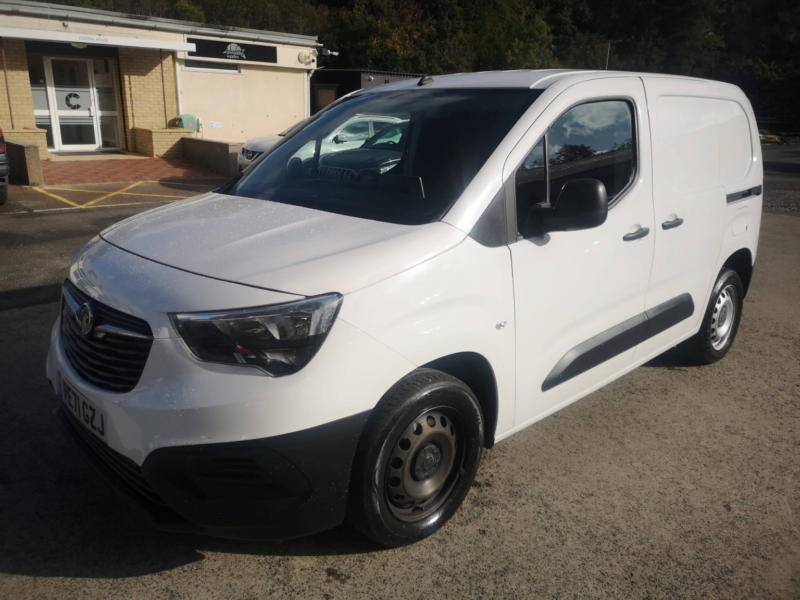 2021 Vauxhall Combo 1.5 Turbo D 2300 Dynamic in White — image 1