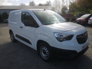 2021 Vauxhall Combo 1.5 Turbo D 2300 Dynamic in White — image 2