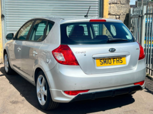 2010 Kia Ceed 1.6 Crdi 3 Hatchback 5dr Diesel Auto Euro 4 (113 Bhp) in Silver — image 2