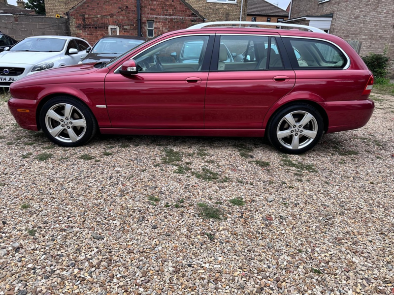 2009 Jaguar X-Type 2.2 D Dpf Se in Red — image 1