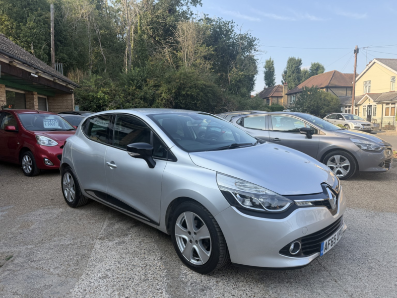 2015 Renault Clio 1.5 Dci Dynamique Nav One Owner Full Service History Low Road Tax Just £20 A Year in Silver — image 1