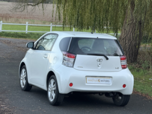 2010 Toyota Iq 1.3 Dual Vvt-I 3 in White — image 2