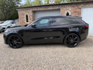 2018 Land Rover Range Rover Velar 3.0 Sd6 V6 R-Dynamic Hse in Black — image 4