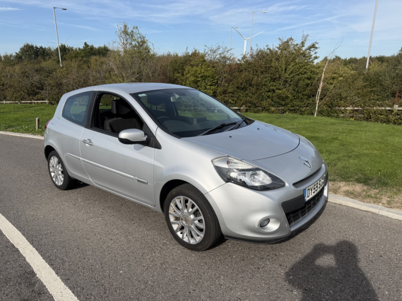 2009 Renault Clio 1.2 Dynamique Tomtom in Silver — image 1