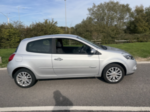 2009 Renault Clio 1.2 Dynamique Tomtom in Silver — image 2