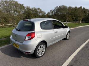 2009 Renault Clio 1.2 Dynamique Tomtom in Silver — image 3