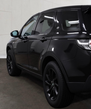 2017 Land Rover Discovery Sport 2.0 Td4 Se Tech Auto 4WD Euro 6 (s/s) 5dr in Black — image 2