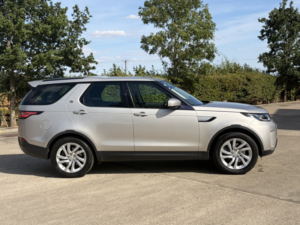 2017 Land Rover Discovery 3.0 Td V6 Hse in Gold — image 2