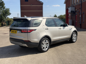 2017 Land Rover Discovery 3.0 Td V6 Hse in Gold — image 3