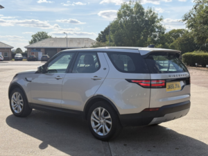 2017 Land Rover Discovery 3.0 Td V6 Hse in Gold — image 4