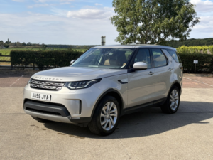 2017 Land Rover Discovery 3.0 Td V6 Hse in Gold — image 6
