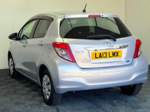 2013 Toyota Yaris 1.33 Dual Vvt-I Sr Multidrive S Euro 5 5dr in Purple — image 4