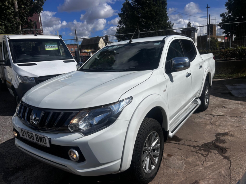2018 Mitsubishi L200 2.4 Di-D Dc Titan 4WD Euro 6 4dr in White — image 1