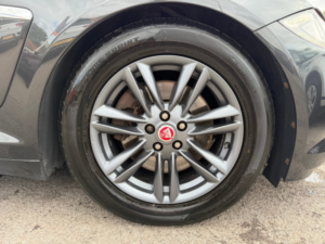 2014 Jaguar Xf 3.0d V6 Luxury Saloon 4dr Diesel Auto Euro 5 (s/s) (240 Ps) in Grey — image 4