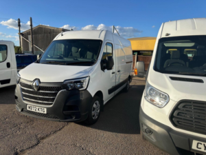 2022 Renault Master 2.3 Dci 35 Business+ Fwd Mwb Medium Roof Euro 6 4dr in White — image 3