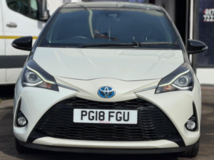 2018 Toyota Yaris 1.5 Vvt-H Grey Bi-Tone E-CVT Euro 6 (s/s) 5dr in White — image 5