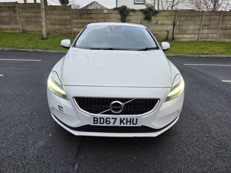 2018 Volvo V40 2.0 Momentum D2 in White — image 1