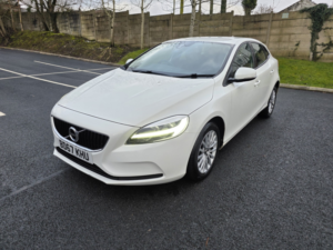 2018 Volvo V40 2.0 Momentum D2 in White — image 3