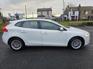 2018 Volvo V40 2.0 Momentum D2 in White — image 4