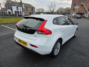 2018 Volvo V40 2.0 Momentum D2 in White — image 6