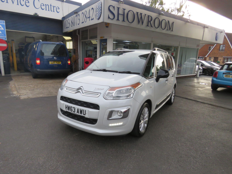 2013 Citroen C3 Picasso 1.6 Hdi Exclusive Euro 5 5dr in White — image 1