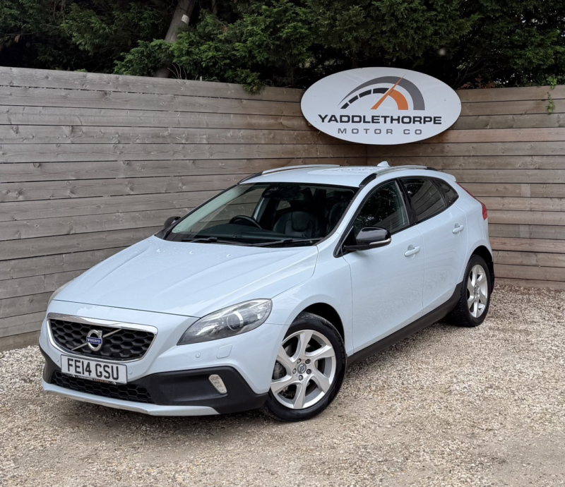 2014 Volvo V40 Cross Country 1.6 D2 Lux Nav in Blue — image 1