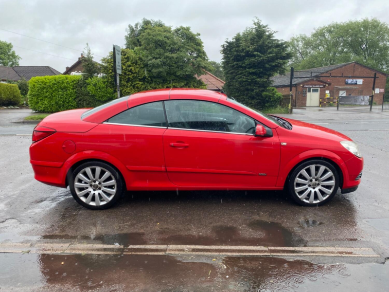 2007 Vauxhall Astra 1.9 Cdti Design Twin Top Convertible *service History* in Red — image 1