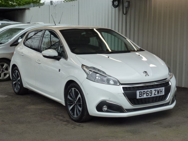 2019 Peugeot 208 1.5 Bluehdi Tech Edition Hatchback 5dr Diesel Manual Euro 6 (s/s) (100 Ps) in White — image 1