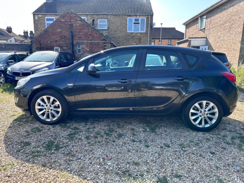 2012 Vauxhall Astra 1.7 Cdti Ecoflex Active in Black — image 1