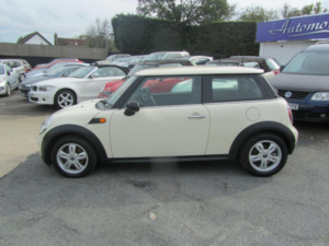 2010 MINI Hatch 1.4 First Hatch in White — image 2