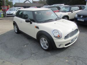 2010 MINI Hatch 1.4 First Hatch in White — image 3