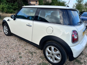 2010 MINI Hatch 1.4 One Hatch in White — image 3