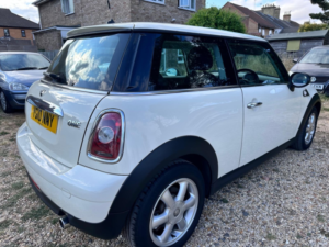 2010 MINI Hatch 1.4 One Hatch in White — image 4