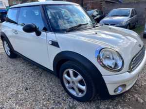 2010 MINI Hatch 1.4 One Hatch in White — image 6