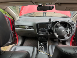 2017 Mitsubishi Outlander 2.2 Di-D 4 in Red — image 6