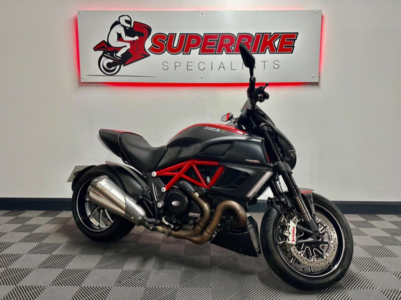 2011 Ducati Diavel 1198 Carbon Euro 3 in Red — image 1